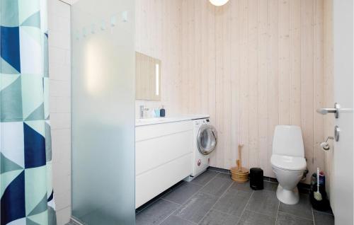 ロッケンにあるGorgeous Home In Lkken With Wifiのバスルーム(洗濯機、トイレ付)
