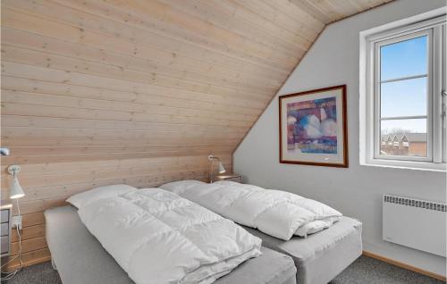 Havnebyにある3 Bedroom Nice Home In Rmの木製の壁のドミトリールームのベッド1台分です。