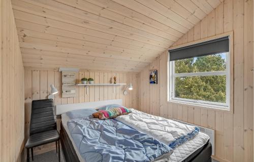niewielka sypialnia z łóżkiem i oknem w obiekcie 2 Bedroom Lovely Home In Thisted w mieście Nørre Vorupør