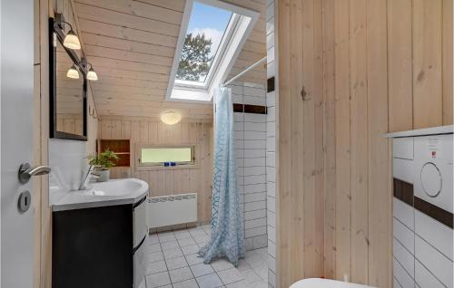 łazienka z umywalką, toaletą i oknem w obiekcie 2 Bedroom Lovely Home In Thisted w mieście Nørre Vorupør