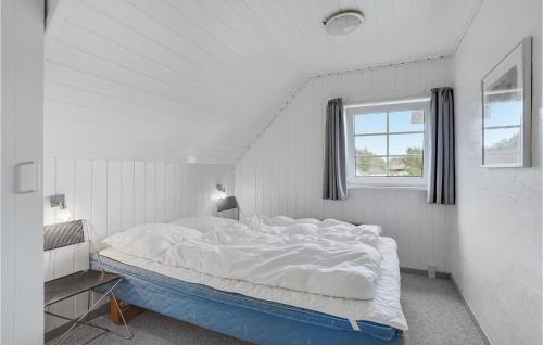 SønderhoにあるCozy Home In Fan With Indoor Swimming Poolの白いベッドルーム(大型ベッド1台、窓付)