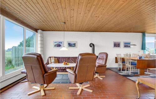 Zona de estar de Nice Home In Thisted With Sauna