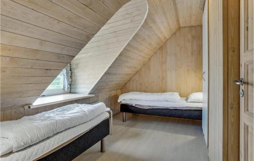 ブラーバンドにあるStunning Home In Blvand With Sauna, Wifi And Indoor Swimming Poolの木製天井のドミトリールームのベッド2台分です。
