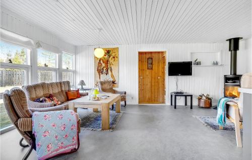 Posezení v ubytování Beautiful Home In Hals With Kitchen