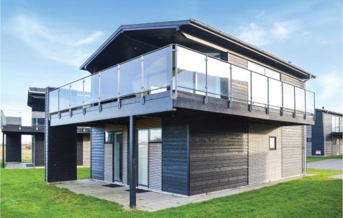 a house with a balcony on the side of it at Holiday Home Kæreng in Frederikshavn