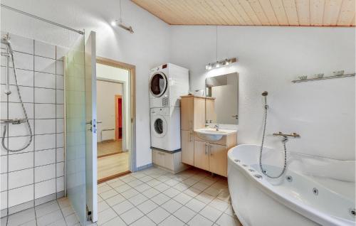 Koupelna v ubytování Cozy Home In Vinderup With Kitchen