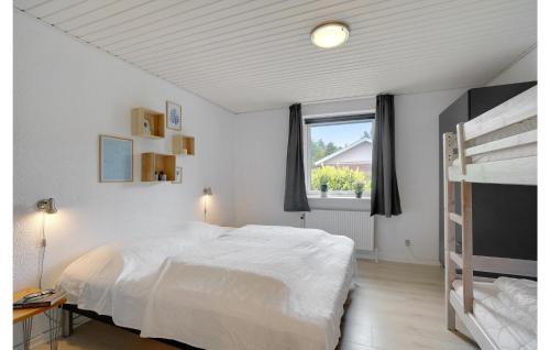 una camera con un letto bianco e una finestra di Amazing Home In Roslev With 7 Bedrooms, Wifi And Indoor Swimming Pool a Glyngøre