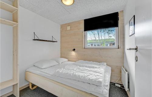 Postel nebo postele na pokoji v ubytování Awesome Home In Haderslev With Kitchen