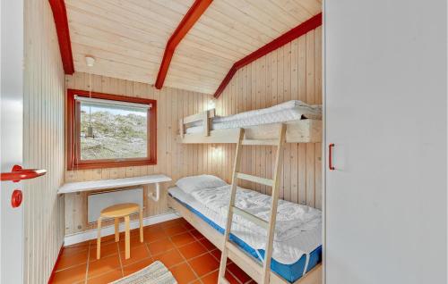 a small room with bunk beds and a desk at Beautiful Home In Hvide Sande With 3 Bedrooms And Sauna in Havrvig