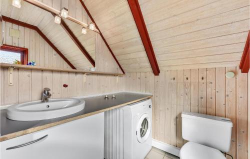 a bathroom with a sink and a washing machine at 3 Bedroom Stunning Home In Hvide Sande in Havrvig