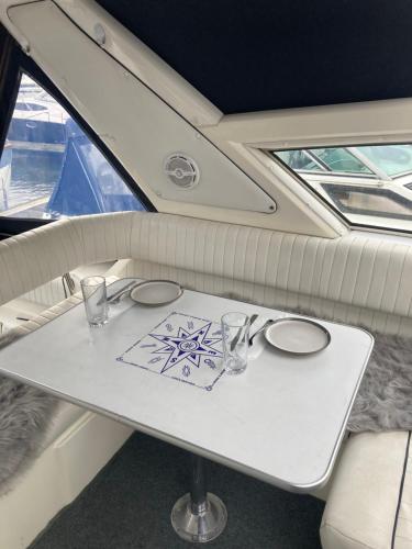 Luxury boat في تشيرتسي: طاولة في قارب مع نظارة عليه