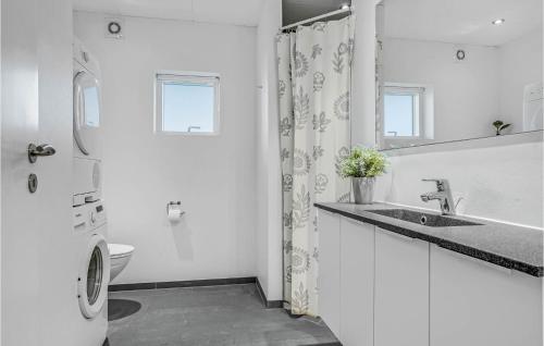 La salle de bains blanche est pourvue d'un lavabo et de toilettes. dans l'établissement Stunning Home In Frederikshavn With Kitchen, à Frederikshavn