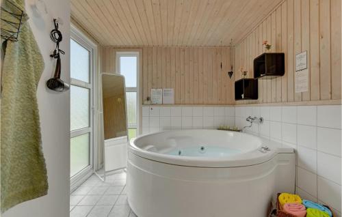 SarupにあるPet Friendly Home In Sydals With Saunaのバスルーム(大型バスタブ付)が備わります。