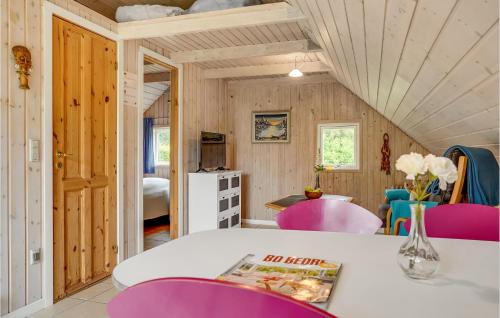 Zimmer mit einem Tisch und lila Stühlen in der Unterkunft Amazing Home In Grindsted With Kitchen in Grindsted