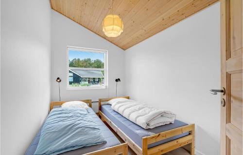 Duas camas num quarto com uma janela em Awesome Home In Hadsund With Sauna em Hadsund