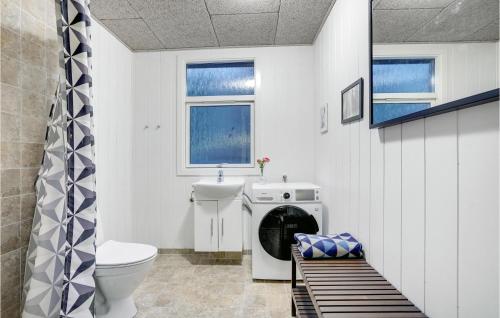 ein Badezimmer mit einer Waschmaschine und einem Waschbecken in der Unterkunft Pet Friendly Home In Gistrup With Wifi in Gistrup