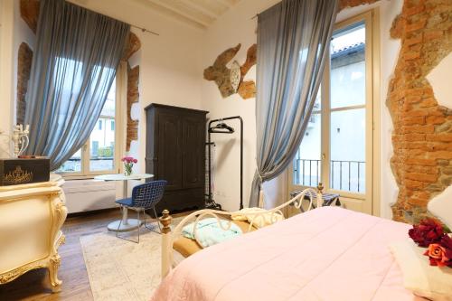 - une chambre avec un lit, un bureau et des fenêtres dans l'établissement Appartamenti Villa Casati 1p, à Casatenovo