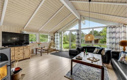 a living room with a couch and a tv at Three-Bedroom Holiday Home In Hurup Thy in Sindrup