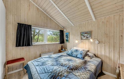 um quarto com uma cama e uma janela em Stunning Home In Hurup Thy With Kitchen em Sindrup