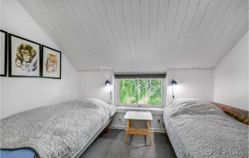 2 camas en una habitación pequeña con ventana en Lovely Home In Oksbl With Swimming Pool, en Oksbøl