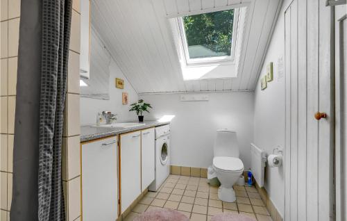 baño con aseo y lavabo y ventana en Lovely Home In Oksbl With Swimming Pool, en Oksbøl