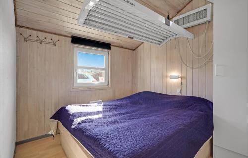 Fjellerup StrandにあるBeautiful Home In Glesborg With Kitchenの窓付きの部屋に紫色のベッドが備わるベッドルーム1室があります。