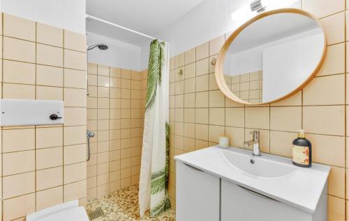 y baño con lavabo y espejo. en Lovely Apartment In Ringkbing With House A Panoramic View en Ringkøbing