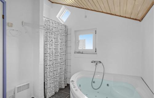 Fjellerup StrandにあるBeautiful Home In Glesborg With Kitchenの白いバスルーム(バスタブ、シャワー付)