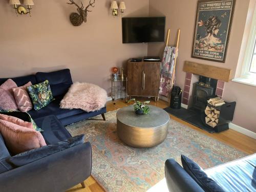 uma sala de estar com um sofá e uma mesa de centro em Modern family home central Cheltenham em Cheltenham