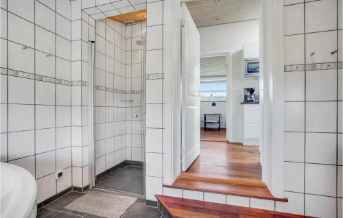 イェリングにあるStunning Home In Hjrring With 3 Bedrooms, Sauna And Wifiの白いタイル張りの壁と廊下が特徴です。