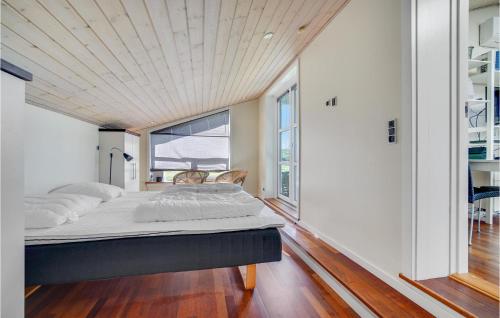 イェリングにあるStunning Home In Hjrring With 3 Bedrooms, Sauna And Wifiの大きな窓付きの客室の大型ベッド1台分です。