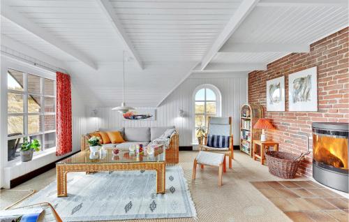 ein Wohnzimmer mit einer Couch und einer Ziegelwand in der Unterkunft Three-Bedroom Holiday Home In Ringkobing in Ringkøbing