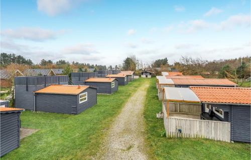 ハンストホルムにあるStunning Home In Hanstholmの草原の小屋並び
