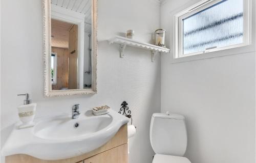 Ванная комната в 3 Bedroom Gorgeous Home In Juelsminde