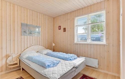 BroagerにあるBeautiful Home In Broager With 4 Bedrooms, Sauna And Wifiの窓付きの部屋にベッド付きのベッドルーム1室があります。