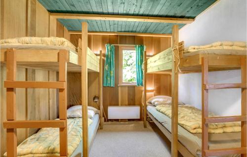 1 Schlafzimmer mit 3 Etagenbetten und einem Fenster in der Unterkunft 2 Bedroom Gorgeous Home In Hurup Thy in Sindrup