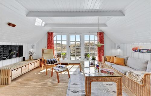 ein Wohnzimmer mit Sofa und Tisch in der Unterkunft Three-Bedroom Holiday Home In Ringkobing in Ringkøbing