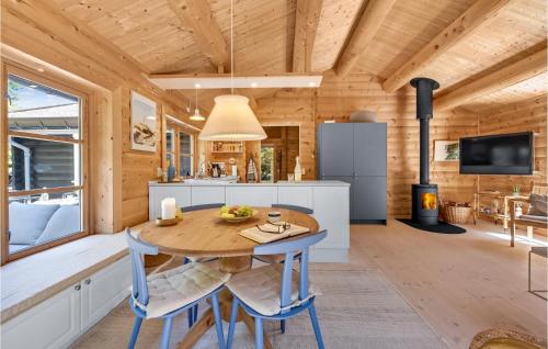 Televisyen dan/atau pusat hiburan di Cozy Home In Ulfborg With Kitchen