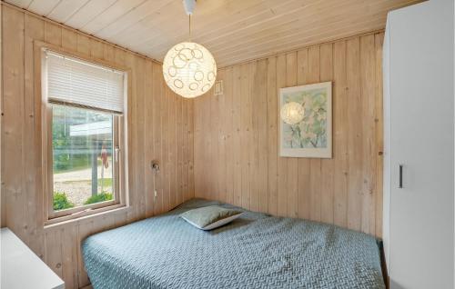 ThyholmにあるNice Home In Thyholm With 3 Bedrooms And Wifiのベッドルーム(ベッド1台、窓付)