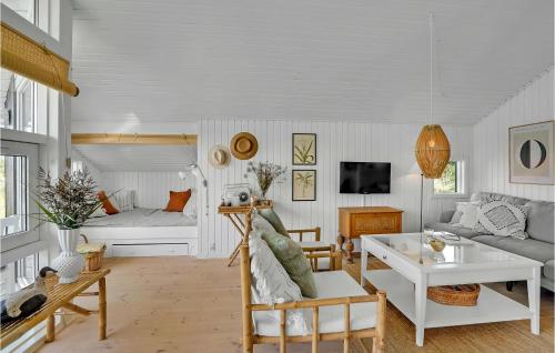 3 Bedroom Lovely Home In ster Assels في Sillerslev: غرفة معيشة مع أريكة وسرير