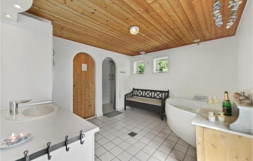 Vonios kambarys apgyvendinimo įstaigoje 2 Bedroom Awesome Home In Ulfborg