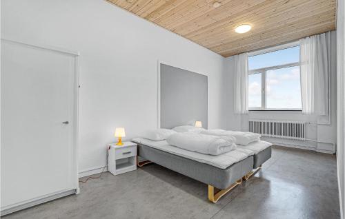ein weißes Schlafzimmer mit einem Bett und einem Fenster in der Unterkunft Awesome Home In Hanstholm With House A Panoramic View in Hanstholm
