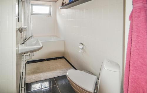 Koupelna v ubytování Stunning Apartment In Randers C With Wifi