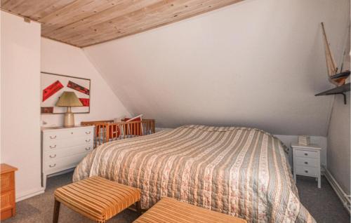 ラナースにあるStunning Apartment In Randers C With Wifiのベッドルーム1室(ベッド1台、ドレッサー付)