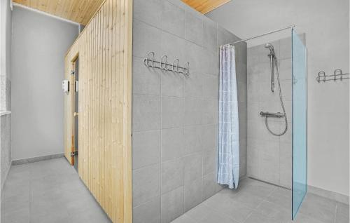 ein Bad mit einer Dusche und einer Glastür in der Unterkunft Awesome Home In Hanstholm With House A Panoramic View in Hanstholm