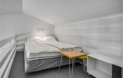 Postel nebo postele na pokoji v ubytování Awesome Apartment In Knebel With Wifi
