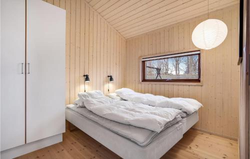 Skødshoved StrandにあるBeautiful Home In Knebel With 3 Bedrooms And Wifiのベッドルーム(白いシーツを使用した大型ベッド1台付)