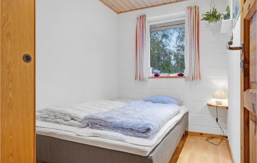 Postel nebo postele na pokoji v ubytování Pet Friendly Home In Ebeltoft With Kitchen
