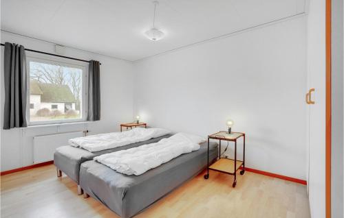 um quarto com uma cama num quarto com uma janela em 4 Bedroom Beautiful Home In Snder Stenderup em Sønder Stenderup