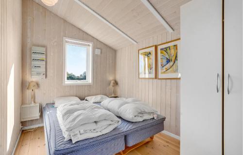 RådeにあるStunning Home In Haderslev With 3 Bedrooms, Sauna And Wifiのベッドルーム1室(白いシーツ付きのベッド1台、窓付)